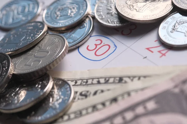 Concepto de plazo con fecha de calendario efectivo y monedas — Foto de Stock