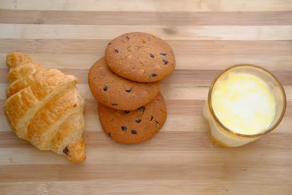 Vista superior de las galletas y la leche en la mesa — Foto de Stock