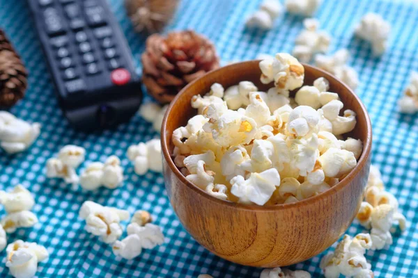 Vrchní pohled na popcorn a TV dálkové na stole — Stock fotografie