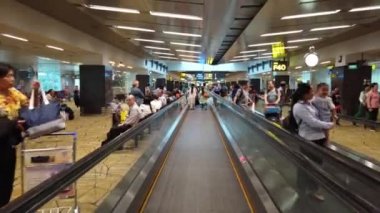 Singapur Havaalanı 'ndaki terminalde yürüyen kalabalık. 