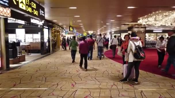 Upptagen Crowd passagerare promenader i terminal i singapore flygplats — Stockvideo