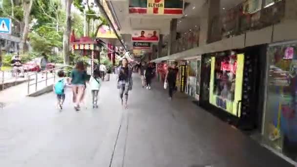 Singapore, januar 15, 2020. Menschen überqueren die Straße in Obstgarten rd, singapore. — Stockvideo