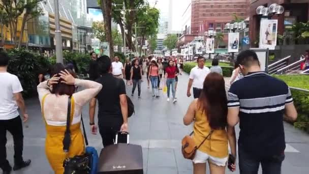 Pessoas andando na rua em Orchard Rd, Cingapura . — Vídeo de Stock