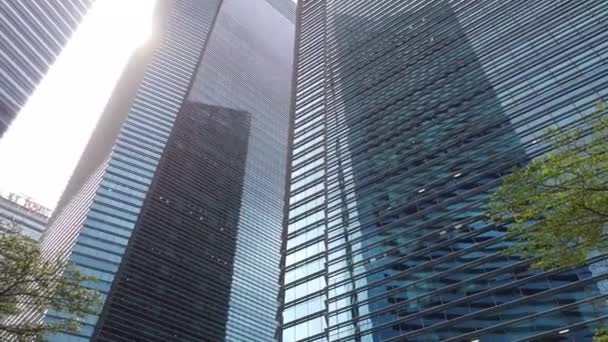 Nízkoúhlý pohled na finanční budovy sigaproe — Stock video
