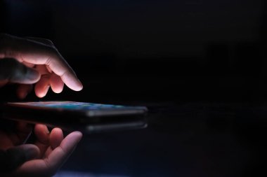 Erkeğin elini kapat. Geceleri akıllı telefon kullan. 
