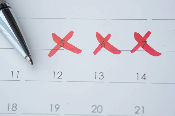 Conceito prazo com data de calendário e caneta na tabela — Fotografia de Stock