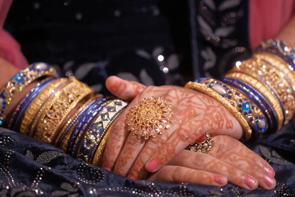 Close up de noiva indiana com jóias — Fotografia de Stock