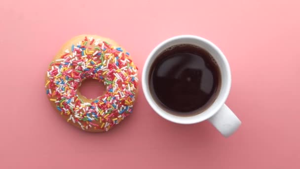 Draufsicht auf Kaffee und Donuts auf dem Tisch — Stockvideo