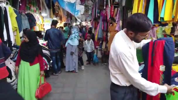 Pessoas lotadas em compras de rua para ramadã em Bangladesh — Vídeo de Stock