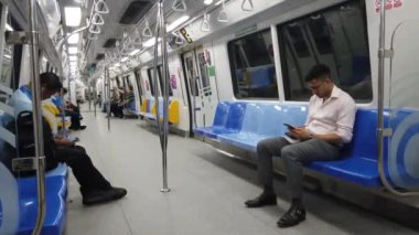 Yolcu kitlesinin iç görüntüsü Hızlı Transit Mrt treni.