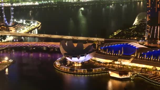 Высокий угол зрения на отель Marina Bay Sands и Flayer слева . — стоковое видео