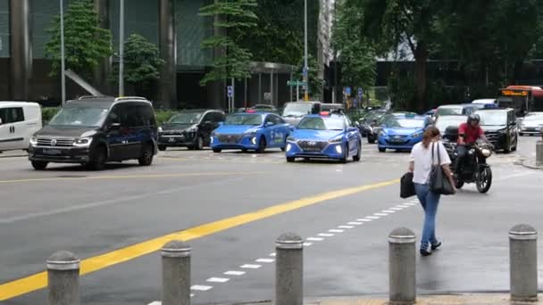 Singapore auto en taxi op orchad weg — Stockvideo