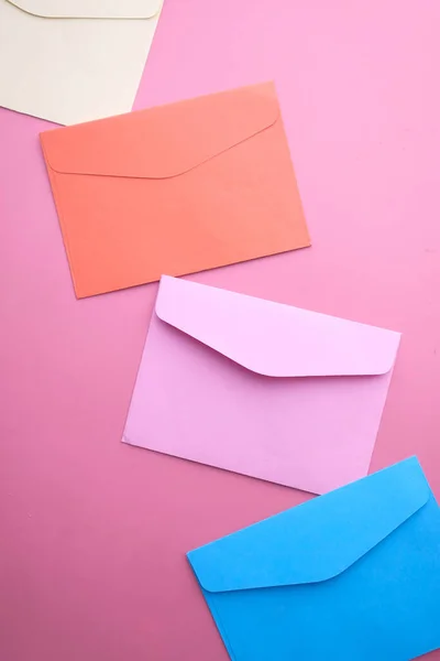 Close-up van kleurrijke envelop op kleur achtergrond — Stockfoto