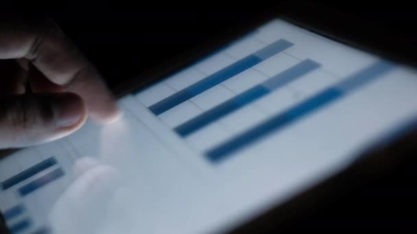 Nahaufnahme der Hand des Mannes bei der Analyse des Diagramms auf dem digitalen Tablet — Stockvideo