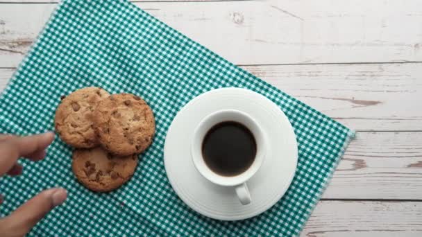 Вид сверху на кофе и печенье на столе — стоковое видео