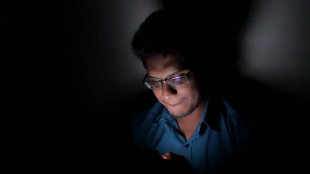 Primer plano de hombre joven utilizar el teléfono inteligente en la noche — Vídeo de stock
