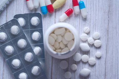 Masadaki hapların ve kapsüllerin üst görünümü 