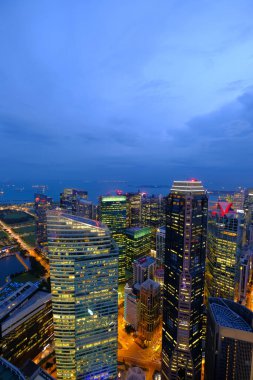  Singapur finans binalarının yüksek açılı görüntüsü.