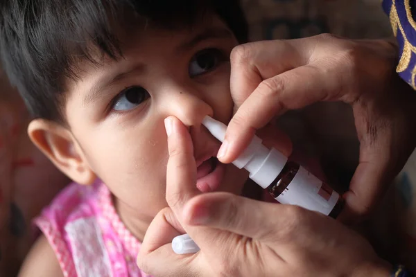 Close up da criança a tomar medicamentos no nariz — Fotografia de Stock