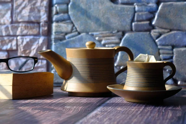 Закупорить зеленый чай на столе рано утром — стоковое фото