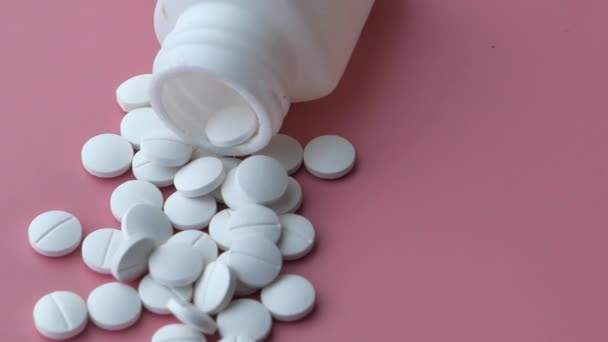 Horní pohled na pilulky a kapsle na růžovém pozadí — Stock video