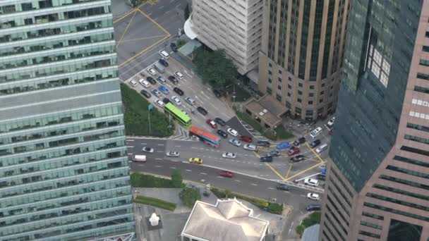 Vista de ángulo alto del transporte signapore en carretera . — Vídeos de Stock