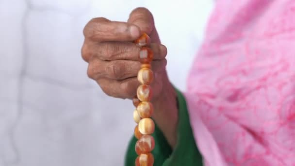 老年妇女手牵手为ramadan祈祷 — 图库视频影像
