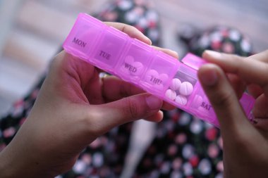 Hap kutusundan hap alan kadınların yüksek açılı görüntüsü 