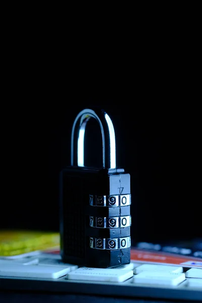 Masadaki asma kilit ve klavyeyi kapat