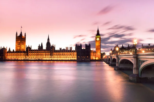 ロンドンのビッグ・ベンと早朝の議会 — ストック写真