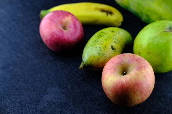 Närbild av färsk frukt på bordet, hälsosam livsstil — Stockfoto