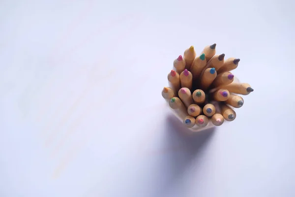 Vista superior de lápis coloridos no fundo branco — Fotografia de Stock