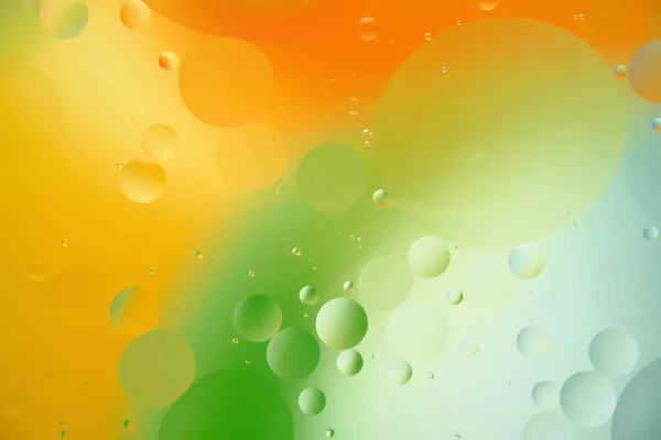 Burbuja colorida del agua y fondo colorido aceite — Foto de Stock