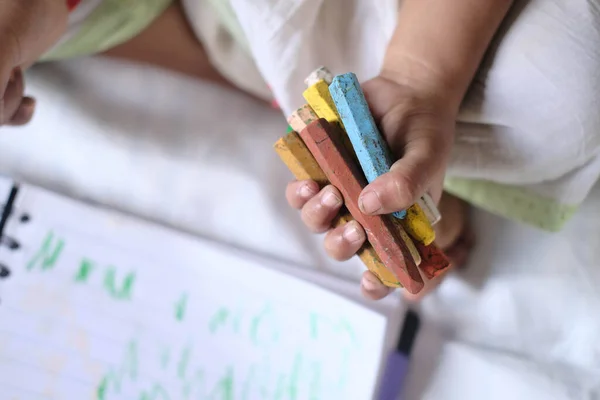 Menutup anak laki-laki menggambar di atas kertas dengan pensil warna — Stok Foto