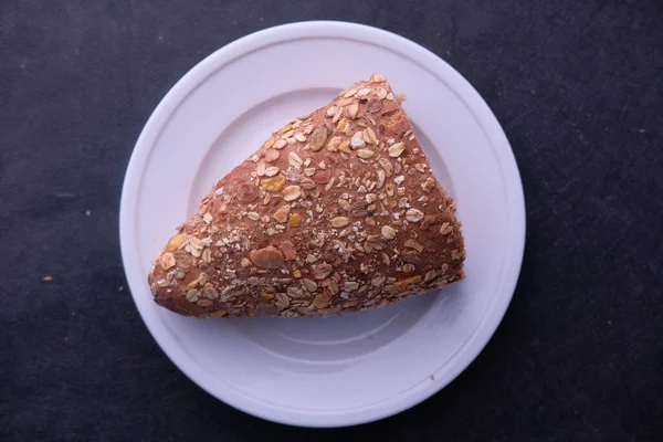 Vista superior de rebanada de pan marrón en el plato —  Fotos de Stock
