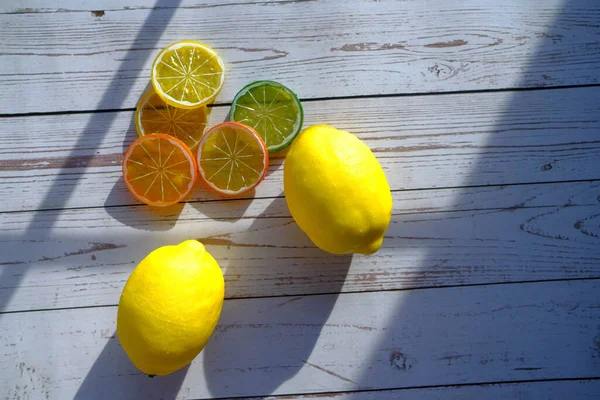 Masadaki limon diliminin üst görüntüsü — Stok fotoğraf