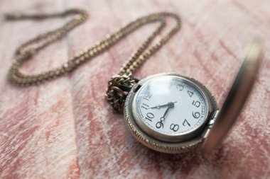 Eski cep saati tamircileri şeridi kapatıyor