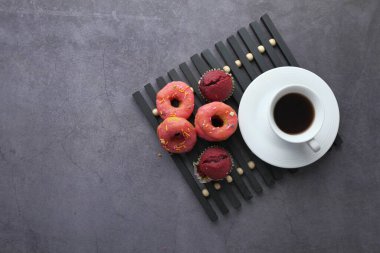 Masadaki kahve ve donut manzarası. 
