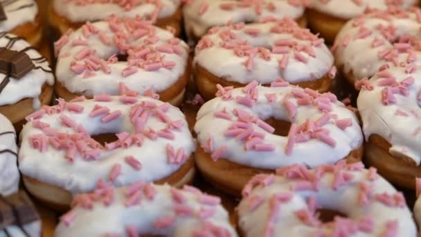 Sluiten van donuts display te koop — Stockvideo