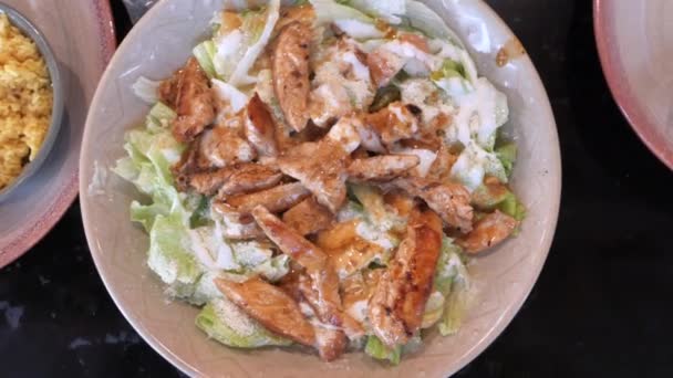 Vue du dessus de la salade de poulet dans l'assiette au café — Video