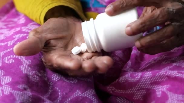 Gros plan sur les femmes âgées prenant des pilules, de la santé et des médicaments — Video