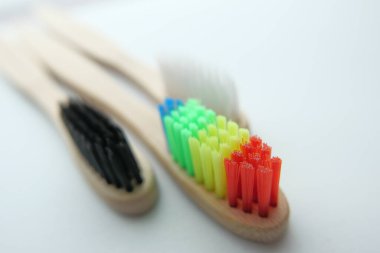 Masadaki renkli ahşap diş fırçasını kapat 