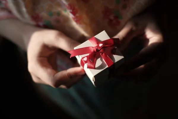 Detailní záběr ženské ruky držící dárkovou krabici, — Stock fotografie