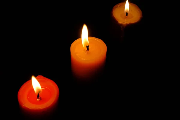 黑暗中燃烧着五彩缤纷的蜡烛 — 图库照片