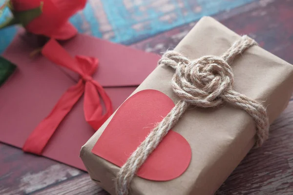 Vista superior de la caja de regalo y sobre sobre fondo rojo — Foto de Stock