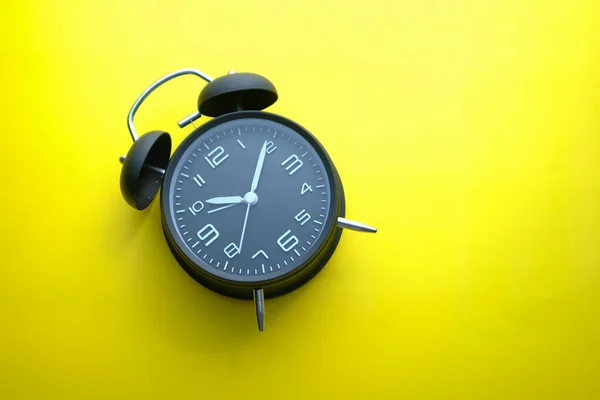 Vista superior del reloj despertador sobre fondo amarillo —  Fotos de Stock