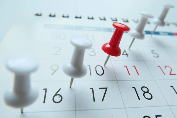 Conceito prazo com pin na data do calendário — Fotografia de Stock