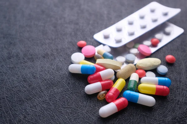 Masadaki beyaz hapların fotokopi alanlarını kapat 