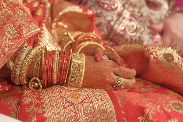 Close up de mão de noiva indiana com jóias — Fotografia de Stock
