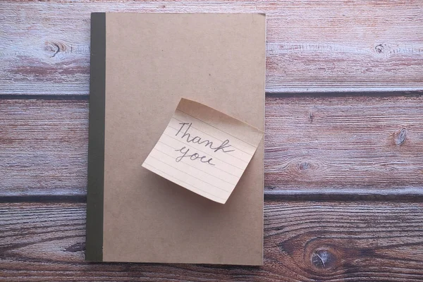Thank you note on блокнот on table — стоковое фото